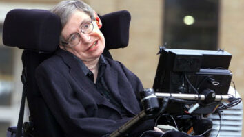 استیفن هاوکینگ؛ فیزیکدان خارق‌العاده‌ای که تنها به کمک عضله گونه اش حرف می زد