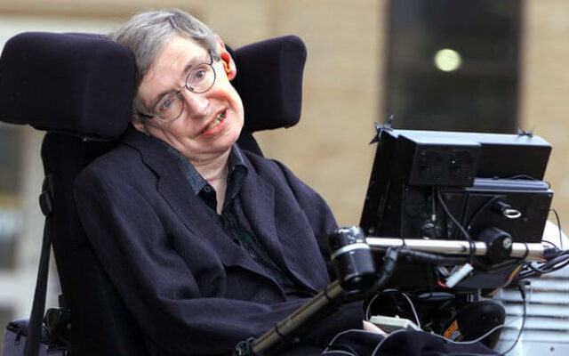 استیفن هاوکینگ؛ فیزیکدان خارق‌العاده‌ای که تنها به کمک عضله گونه اش حرف می زد