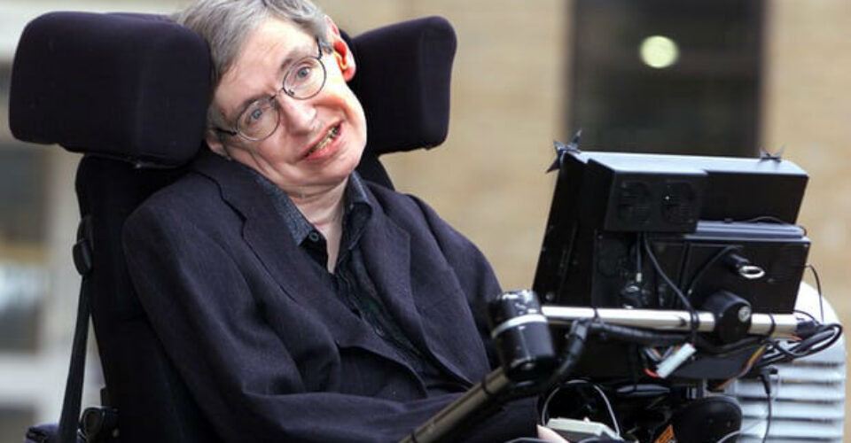 استیفن هاوکینگ؛ فیزیکدان خارق‌العاده‌ای که تنها به کمک عضله گونه اش حرف می زد