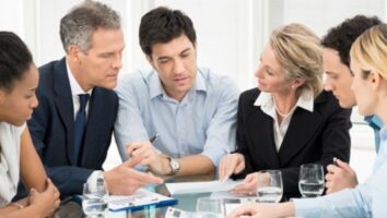 چرا برخی از همکاران سنگ جلوی پای همدیگر می‌اندازند و چگونه می‌توان با این مساله مقابله کرد؟