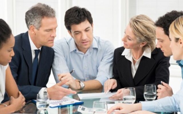 چرا برخی از همکاران سنگ جلوی پای همدیگر می‌اندازند و چگونه می‌توان با این مساله مقابله کرد؟