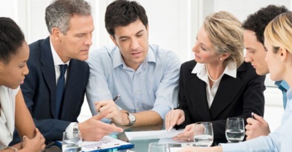 چرا برخی از همکاران سنگ جلوی پای همدیگر می‌اندازند و چگونه می‌توان با این مساله مقابله کرد؟