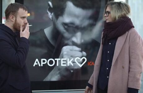 خلاقیت جالب یک بیلبورد تبلیغاتی؛ تصویر داخل تابلو با استشمام دود سیگار سرفه می کند