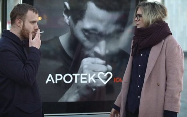 خلاقیت جالب یک بیلبورد تبلیغاتی؛ تصویر داخل تابلو با استشمام دود سیگار سرفه می کند