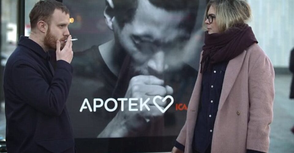 خلاقیت جالب یک بیلبورد تبلیغاتی؛ تصویر داخل تابلو با استشمام دود سیگار سرفه می کند